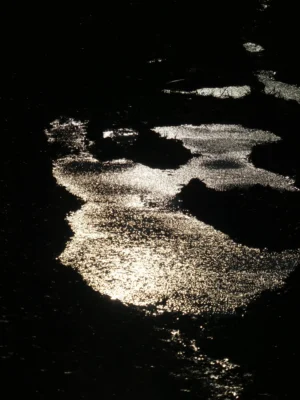 Tirage photo d’art – reflets du soleil scintillant sur des flaques en contre-jour