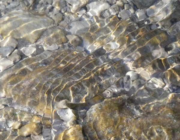 Carte postale – Jeux de lumière sur l’eau et les pierres