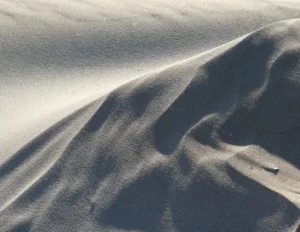 Reliefs de sable éclairés par la lumière, photographie artistique en gros plan