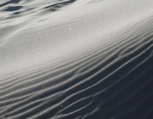 Rides dans le sable formées par l’eau et le vent